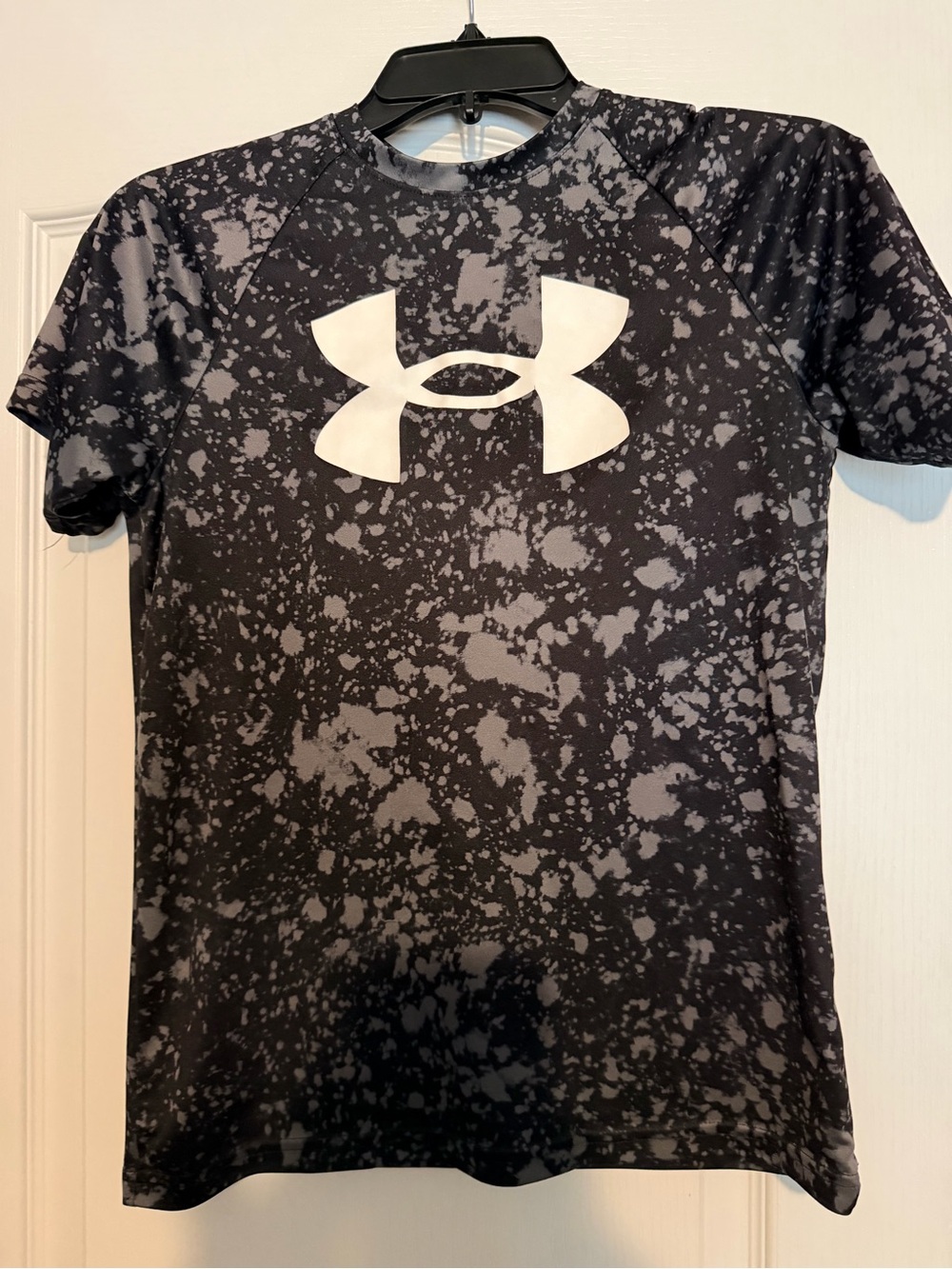 Under Armour boys Black and orange Splatter Logo Short Sleeve Tee